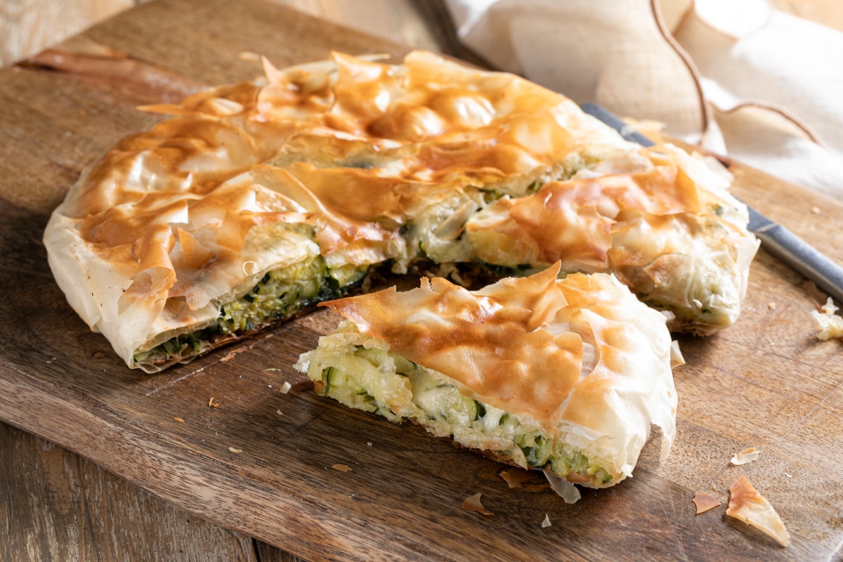 Herzhafter Kuchen aus Filoteig in der Pfanne mit Zucchini
