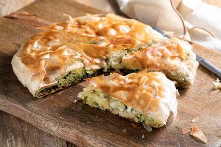 Herzhafter Kuchen aus Filoteig in der Pfanne mit Zucchini