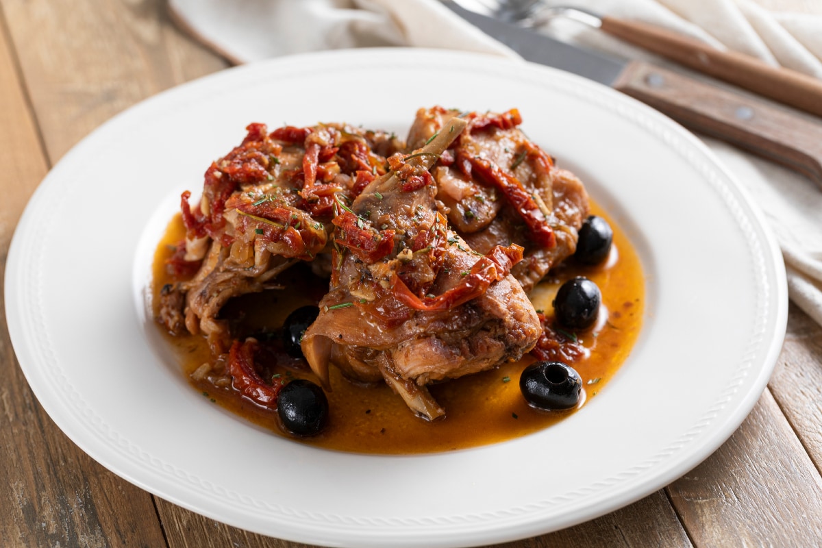 Kaninchen in Eintopf mit Oliven und getrockneten Tomaten