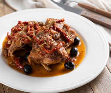 Kaninchen in Eintopf mit Oliven und getrockneten Tomaten
