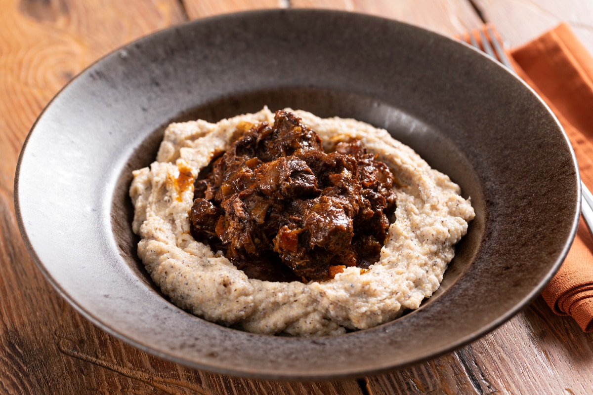 Wildschweineintopf mit Taragna-Polenta