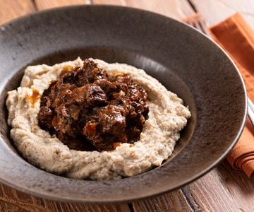 Wildschweineintopf mit Taragna-Polenta
