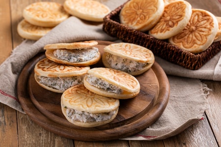 Crescentine (oder Tigelle) mit der Cunza