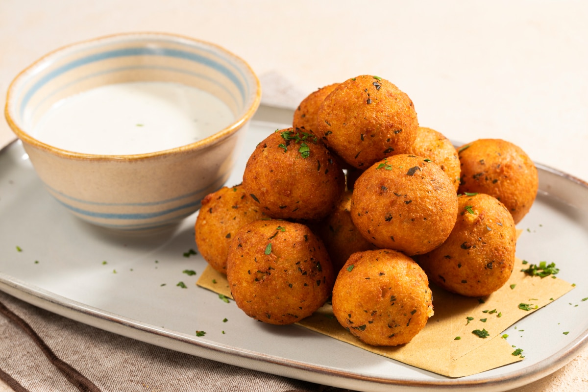 Käse-und-Pfeffer-Bällchen mit Fondue