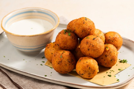 Käse-und-Pfeffer-Bällchen mit Fondue