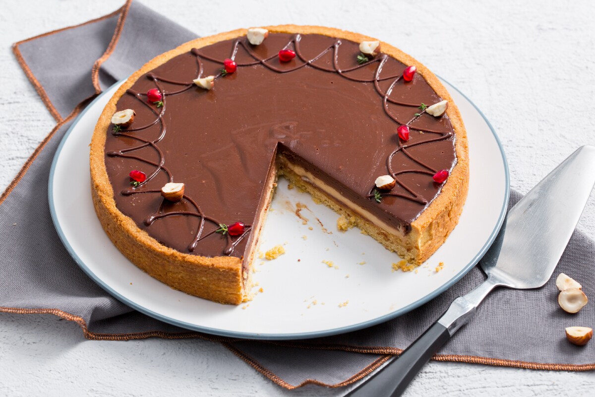 Torte mit Joghurt, gesalzenem Karamell und Schokolade