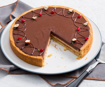 Torte mit Joghurt, gesalzenem Karamell und Schokolade