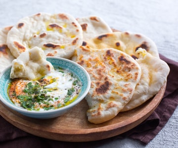 Naan-Brot mit Joghurt