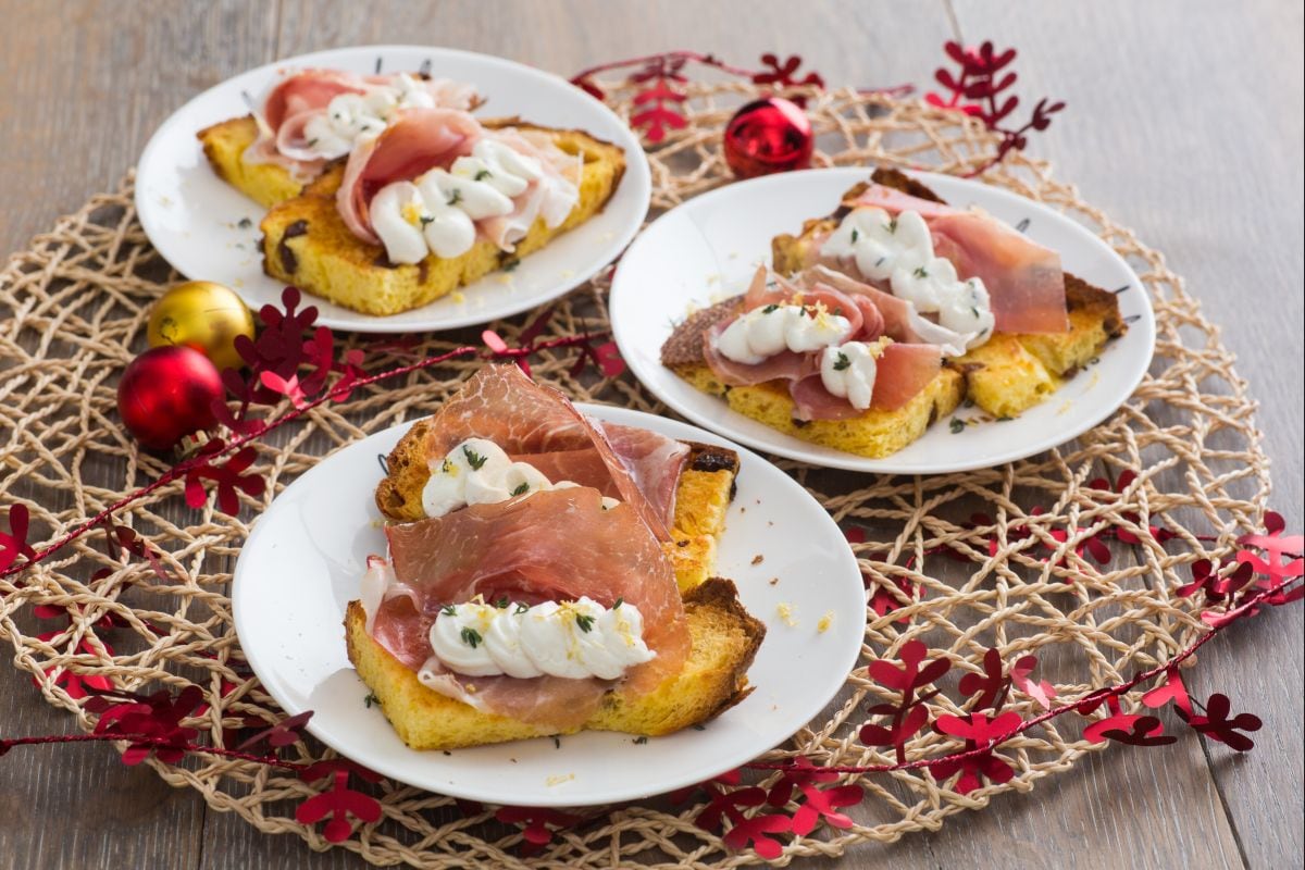 Panettone-Canapé mit Robiola und Culatello