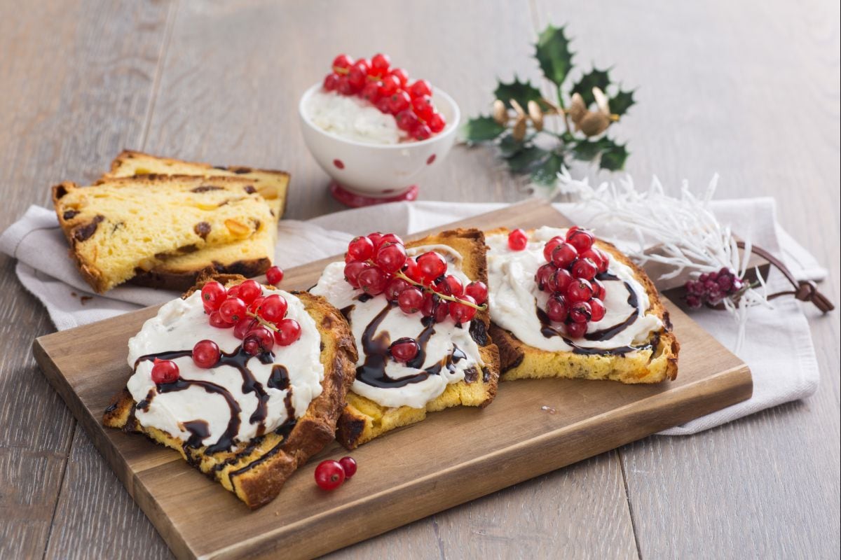 Panettone-Bruschetta mit Gorgonzola und Johannisbeeren