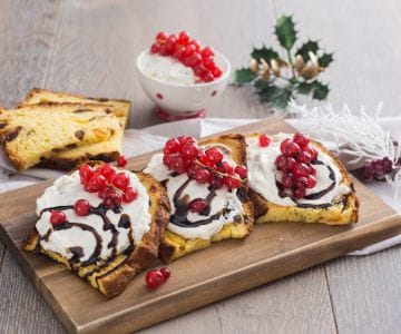 Panettone-Bruschetta mit Gorgonzola und Johannisbeeren