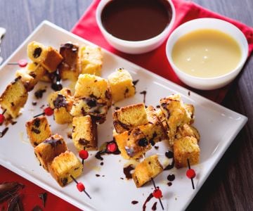 Panettone-Spieße mit zweierlei Schokoladenfondue
