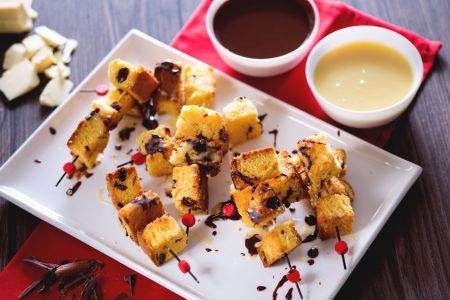Panettone-Spieße mit zweierlei Schokoladenfondue