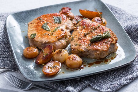 Schweinekoteletts in der Pfanne