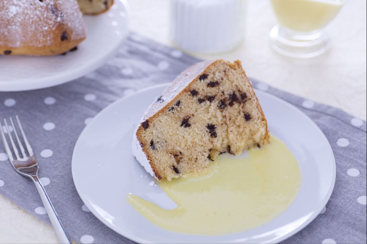 Pandoro mit Kondensmilch und Schokoladentropfen