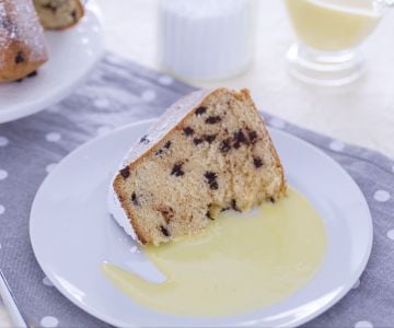 Pandoro mit Kondensmilch und Schokoladentropfen