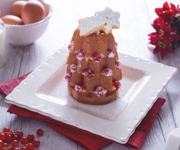 Pandoro-Bäumchen mit Puddingcreme und Johannisbeeren