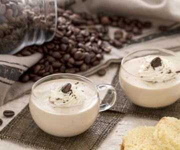 Becher mit Pandoro und Kaffee