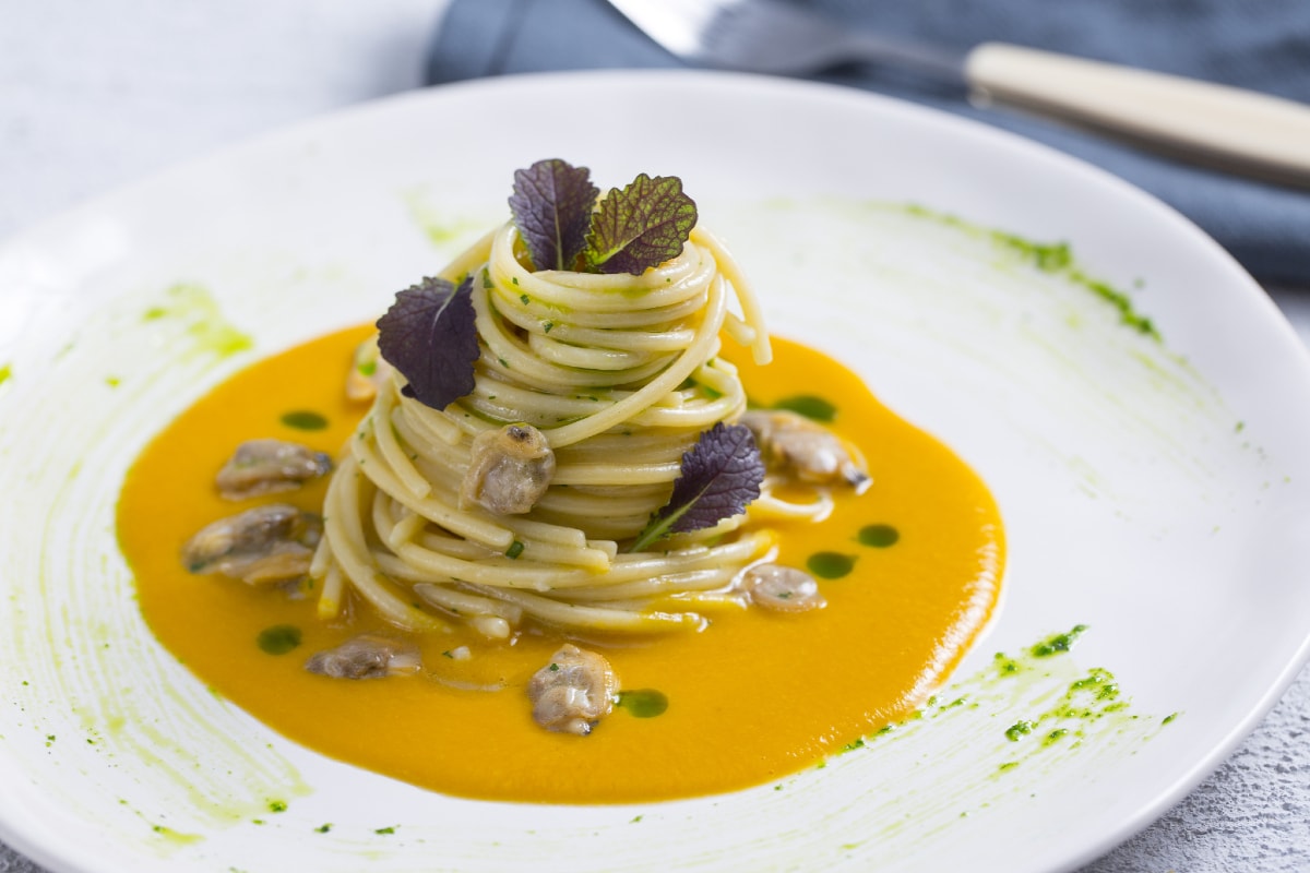 Spaghetti mit Venusmuscheln, Kürbissauce und Mandarinenmostarda