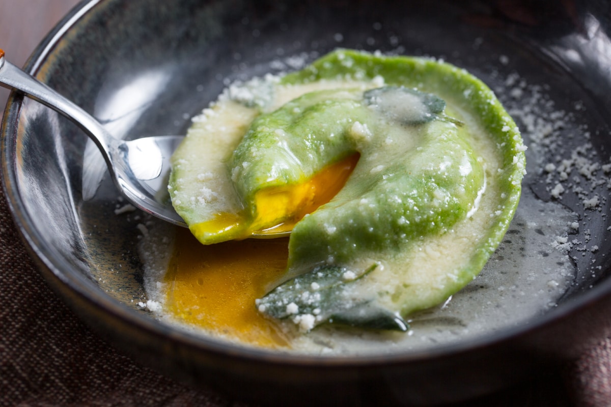 Grünes gefülltes Raviolone