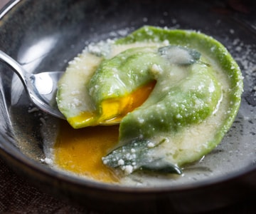 Grünes gefülltes Raviolone