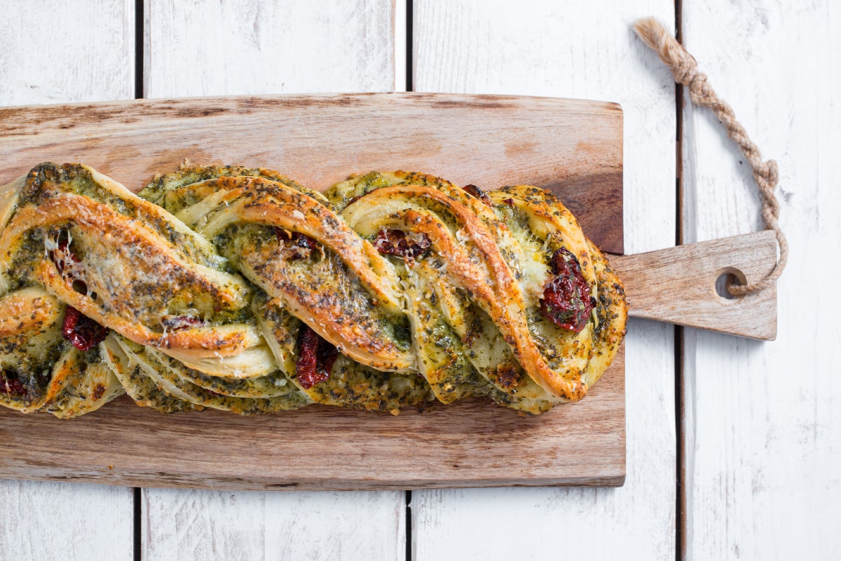 Zopf mit Pesto und Kirschtomaten