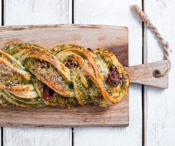 Zopf mit Pesto und Kirschtomaten