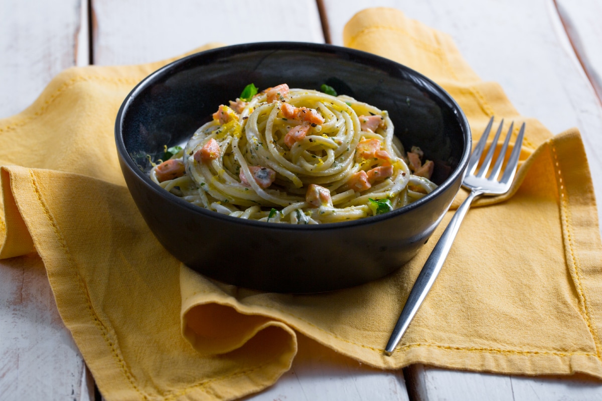 Spaghetti mit Lachs und Stracciatella mit Basilikum