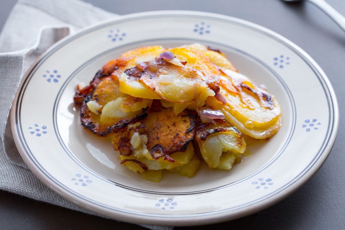 Kartoffeln 'mpacchiuse mit Zwiebeln
