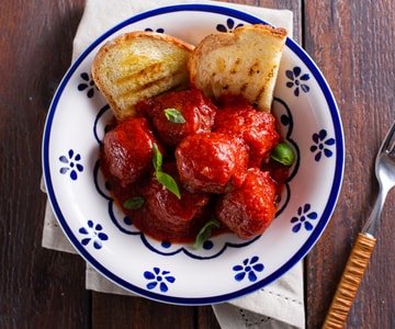 Omas Fleischbällchen in Tomatensauce
