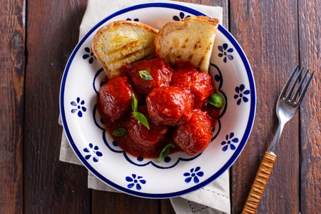 Omas Fleischbällchen in Tomatensauce
