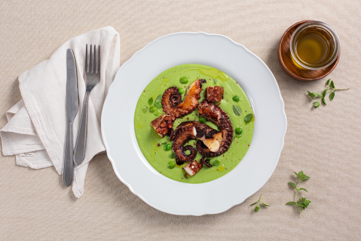 Oktopus auf Erbsen- und Kartoffelcreme