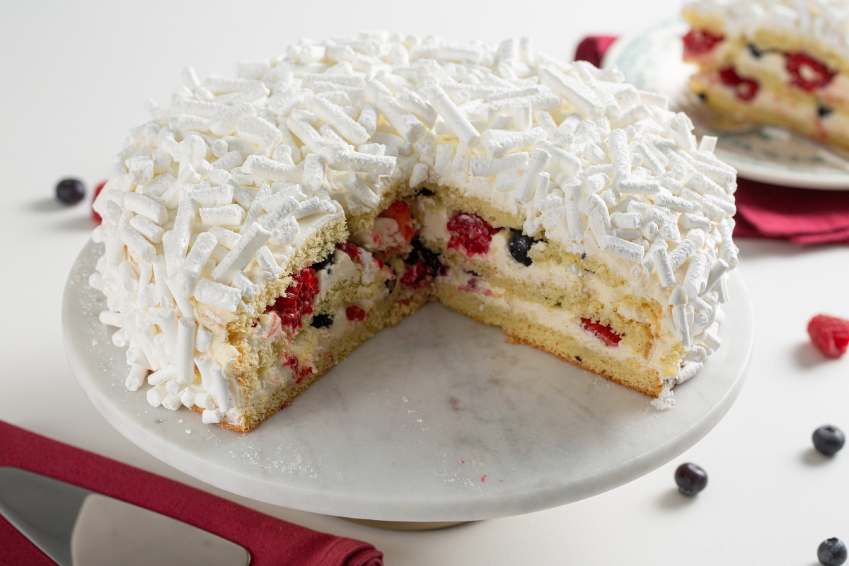 Biskuit mit Chantilly und Waldfrüchten
