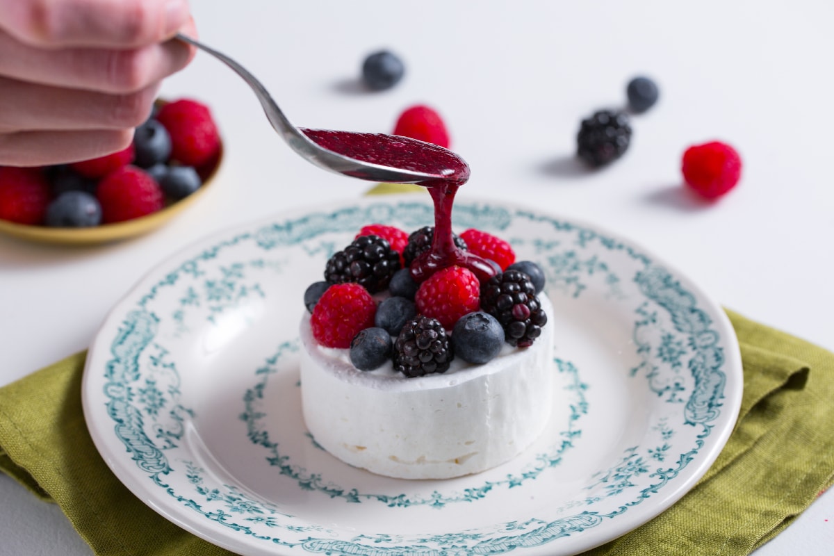 Pavlova mit Chantilly und Waldfrüchten