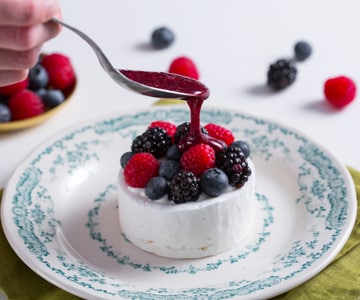 Pavlova mit Chantilly und Waldfrüchten