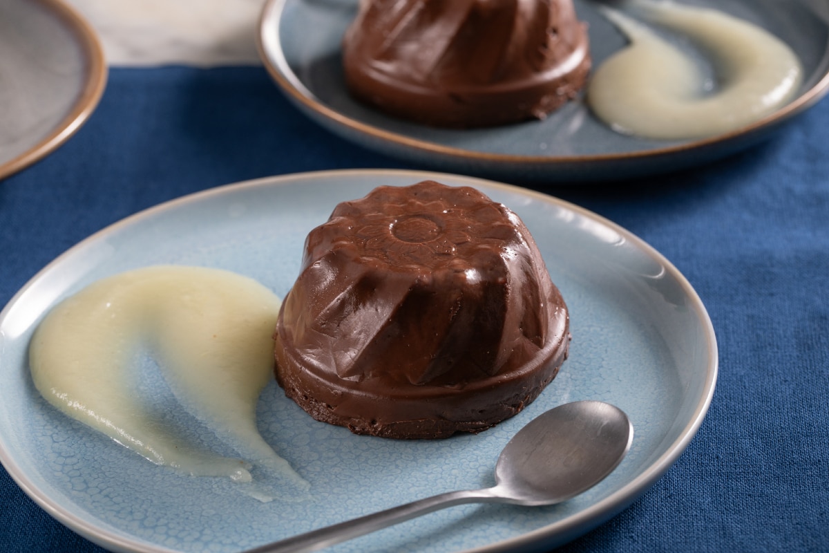 Schokoladenpudding mit Muskatnuss und Apfelcoulis