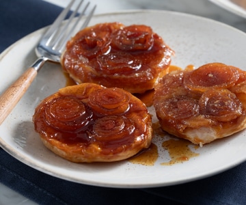 Mini Tarte Tatin mit kleinen Zwiebeln