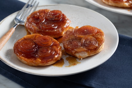 Mini Tarte Tatin mit kleinen Zwiebeln