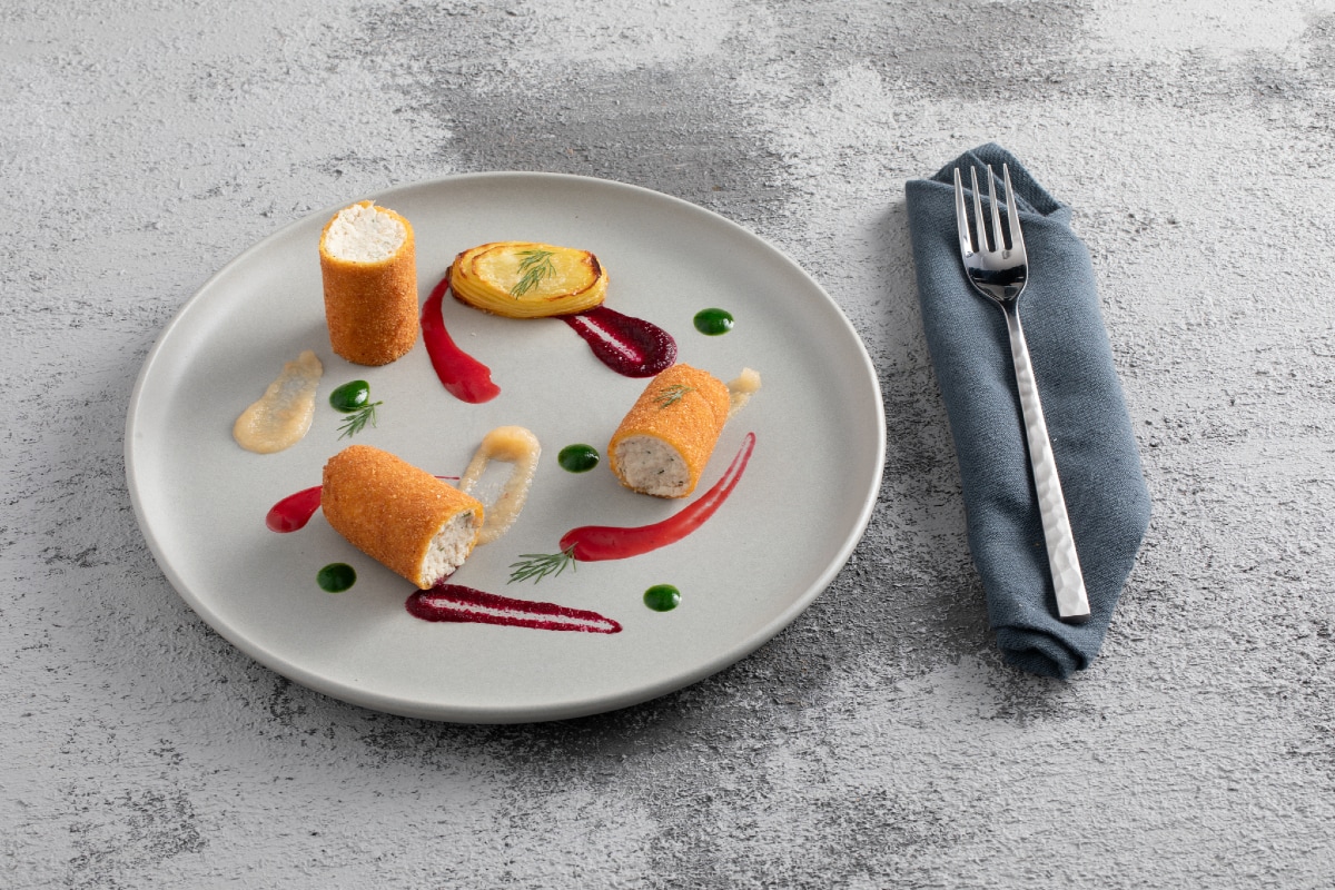 Frittierte Hähnchenröllchen mit Frucht- und Gemüsesaucen