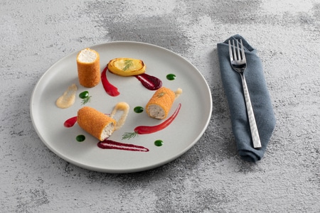 Frittierte Hähnchenröllchen mit Frucht- und Gemüsesaucen