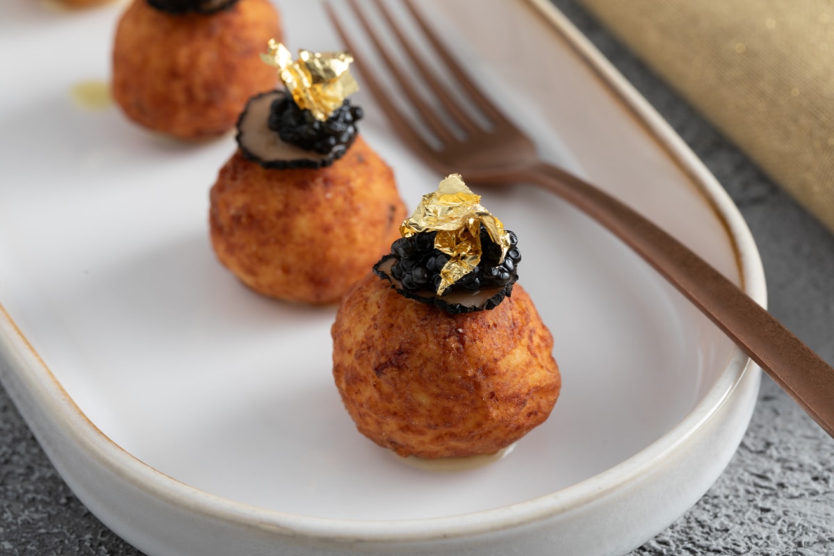 Frittierte Hühnerbällchen mit Kaviar und Trüffel, ein echter Hingucker