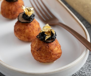 Frittierte Hühnerbällchen mit Kaviar und Trüffel, ein echter Hingucker