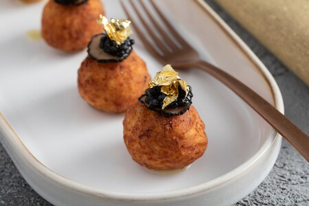 Frittierte Hühnerbällchen mit Kaviar und Trüffel, ein echter Hingucker