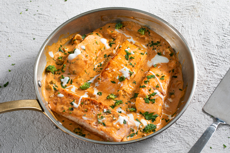 Lachs mit Curry und Kokosmilch