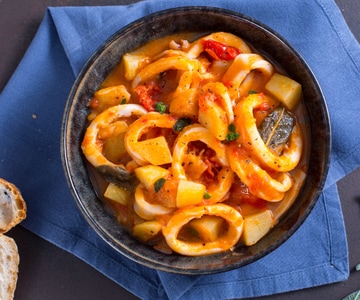 Tintenfischringe und Kartoffeln