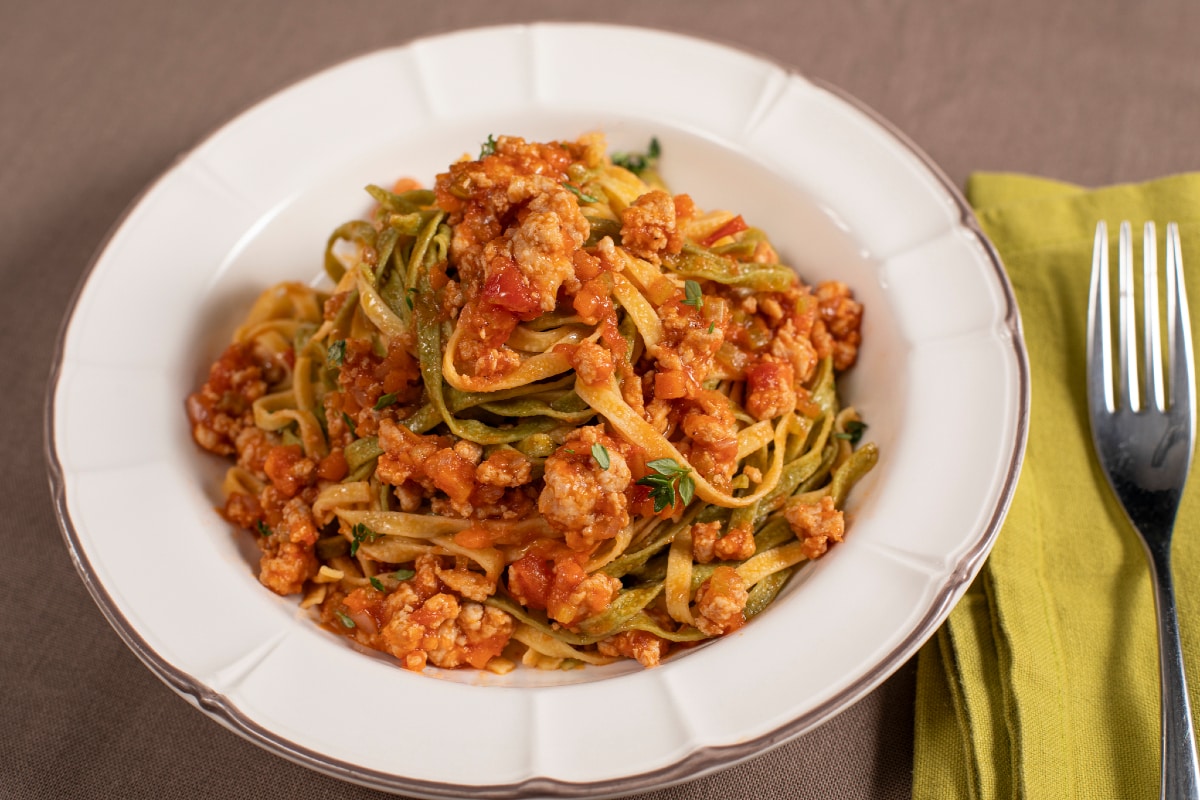 Tagliatelle Paglia e Fieno mit Kaninchenragout