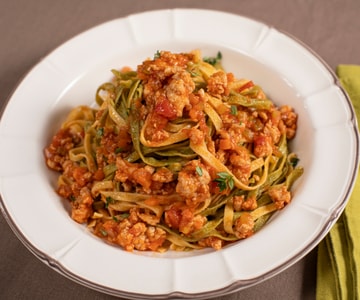 Tagliatelle Paglia e Fieno mit Kaninchenragout