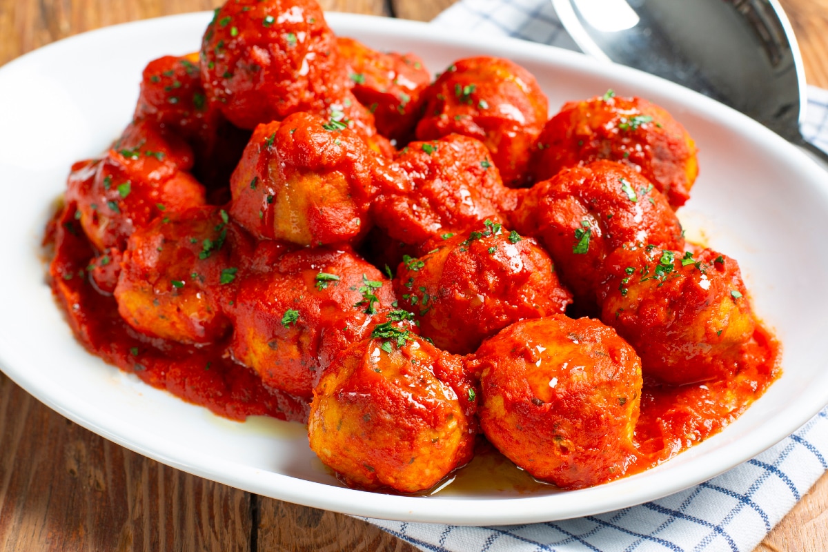 Schwertfischfrikadellen in Tomatensauce