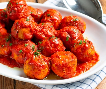 Schwertfischfrikadellen in Tomatensauce