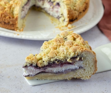 Bröselkuchen mit Ricotta und Marmelade